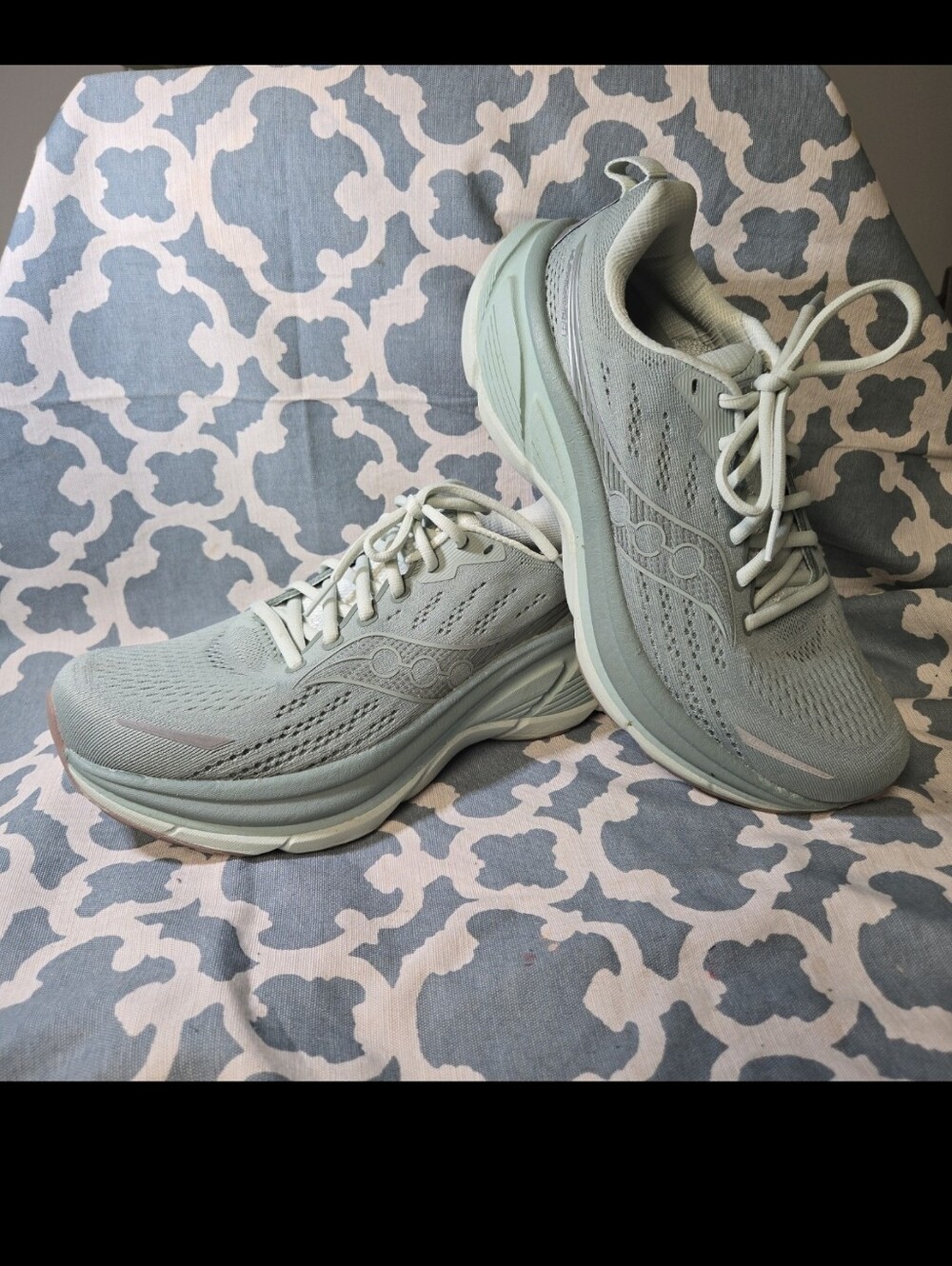Saucony Hurricane 25 like new sage green women's sz 9.5 Running shoes work shoe